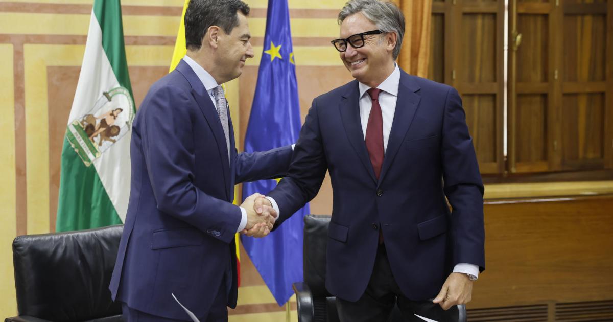 Juanma Moreno y Manuel Gavira, durante la firma del acuerdo para la investidura en Andalucía