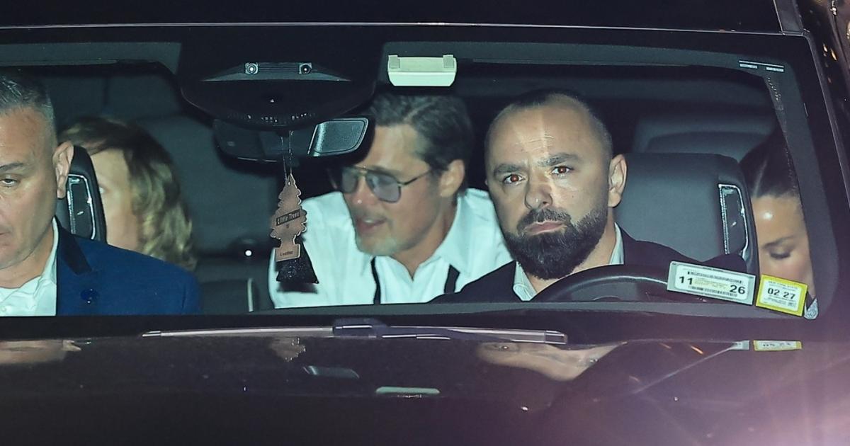Brad Pitt saliendo de la boda de Taylor Swift