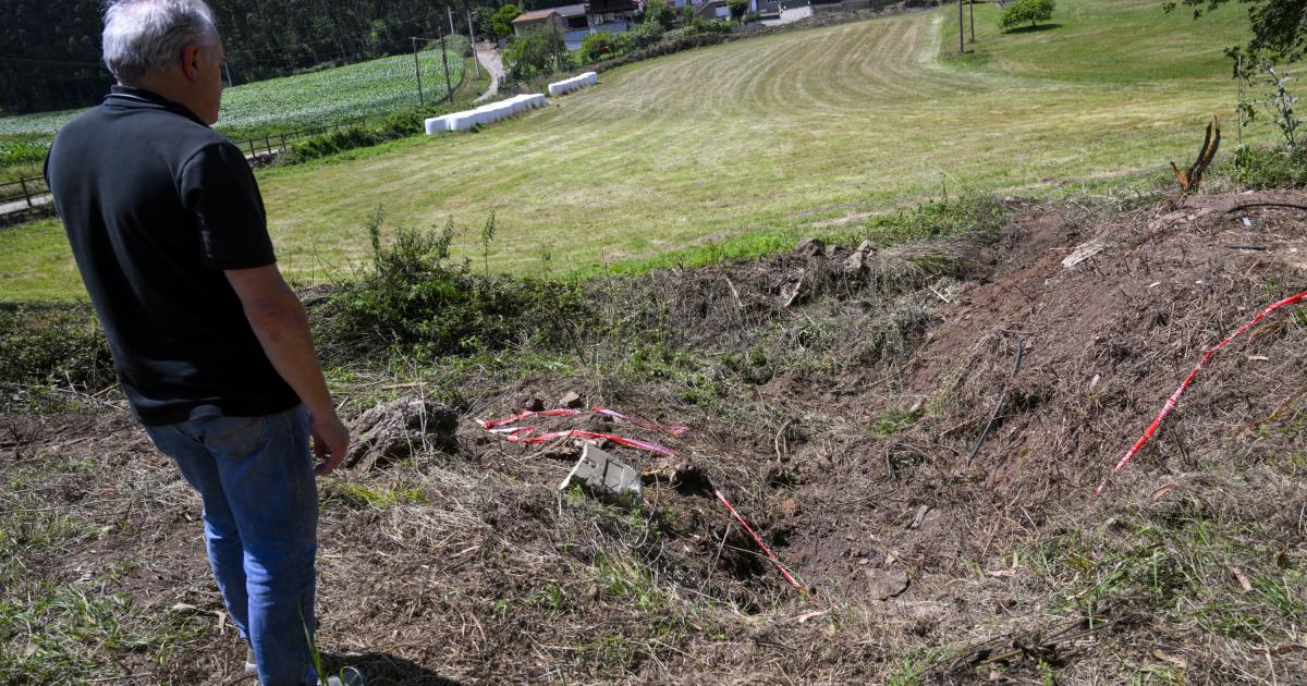 Un hombre observa el lugar donde un espectador de 38 años del Rallysprint Carreño,