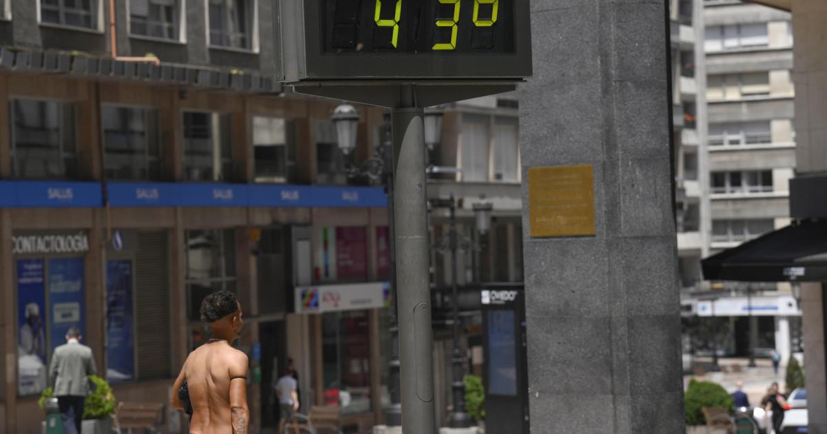 Un hombre semidesnudo pasea por el centro de Oviedo, en plena ola de calor.