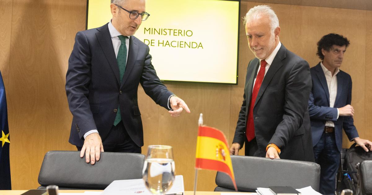 El ministro de Hacienda, Arcadi España, y el ministro de Política Territorial, Ángel Víctor Torres; en el Consejo de Política Fiscal y Financiera con las CCAA.
