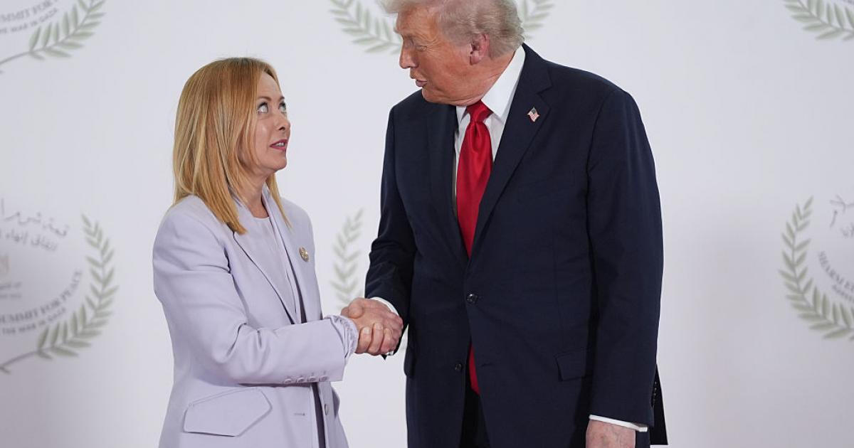 El presidente de EEUU, Donald Trump, saluda a la primera ministra italiana, Giorgia Meloni, durante la cumbre sobre el acuerdo Israel-Hamás, 13 de octubre de 2025 en Sharm El Sheikh.