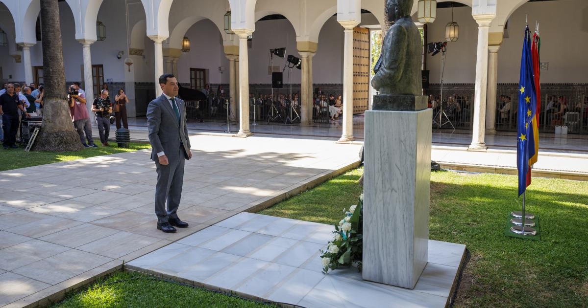 El presidente de la Junta, Juanma Moreno, en la ofrenda floral de homenaje a Blas Infante, considerado el padre de la patria andaluza. Vox se ha ausentado