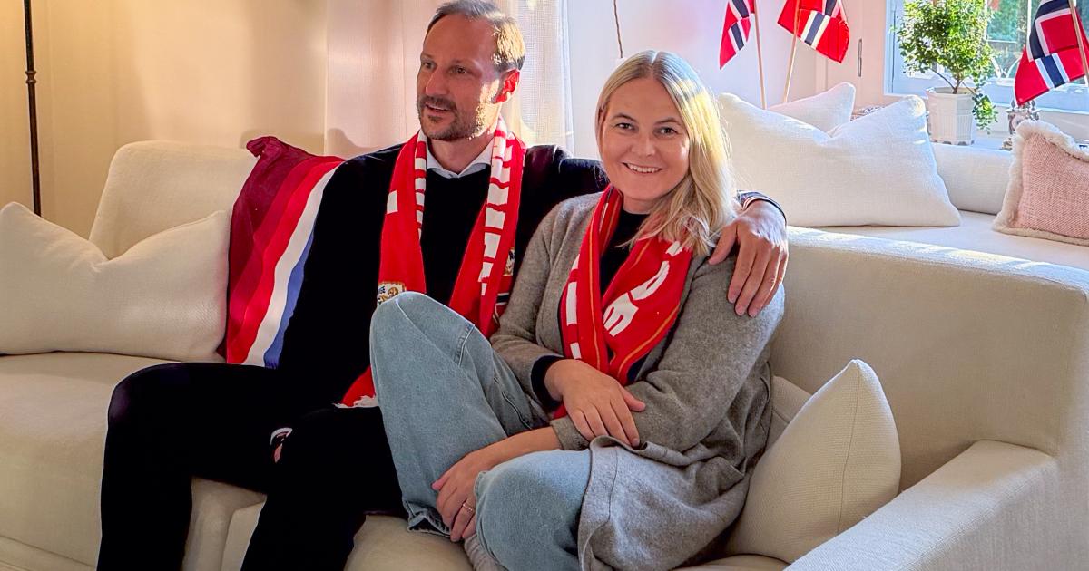 Primera imagen de Mette-Marit de Noruega tras su trasplante de pulmón animando a la selección noruega en el Mundial junto a Haakon de Noruega
