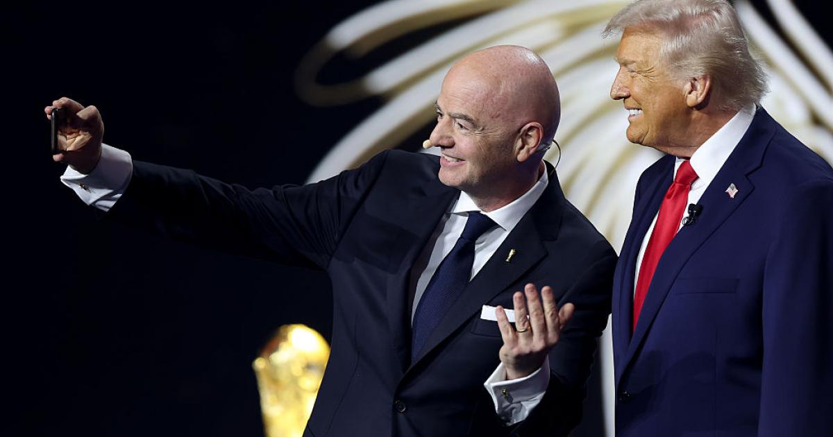 Gianni Infantino se hace un selfie al lado de Trump en la gala del sorteo del Mundial de EEUU, México y Canadá,