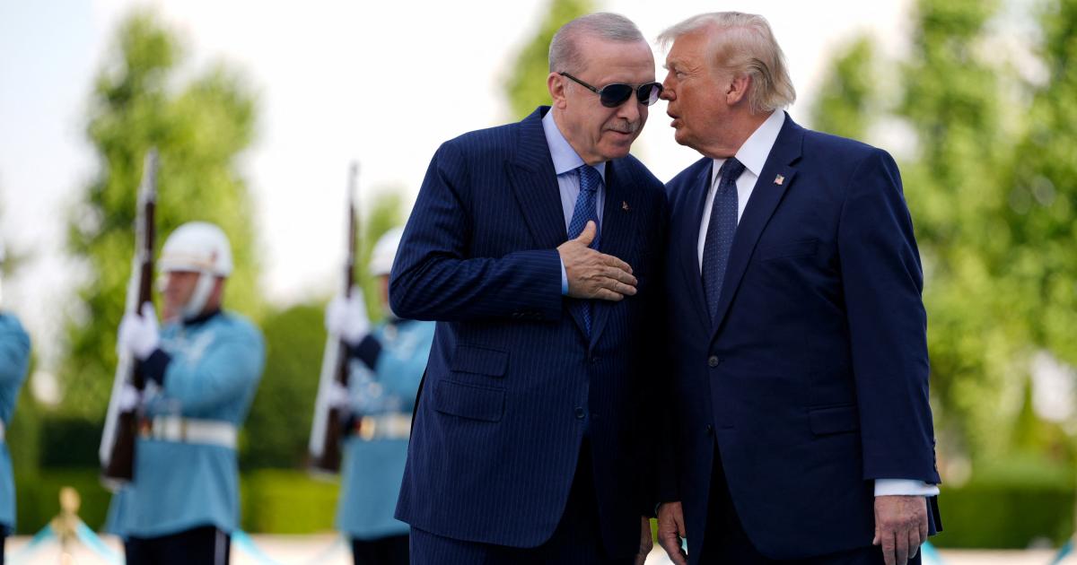 El presidente de EEUU, Donald Trump, con el turco Recep Tayyip Erdogan durante su llegada oficial al Complejo Presidencial de Bestepe en la cumbre de la OTAN, el 7 de julio de 2026.