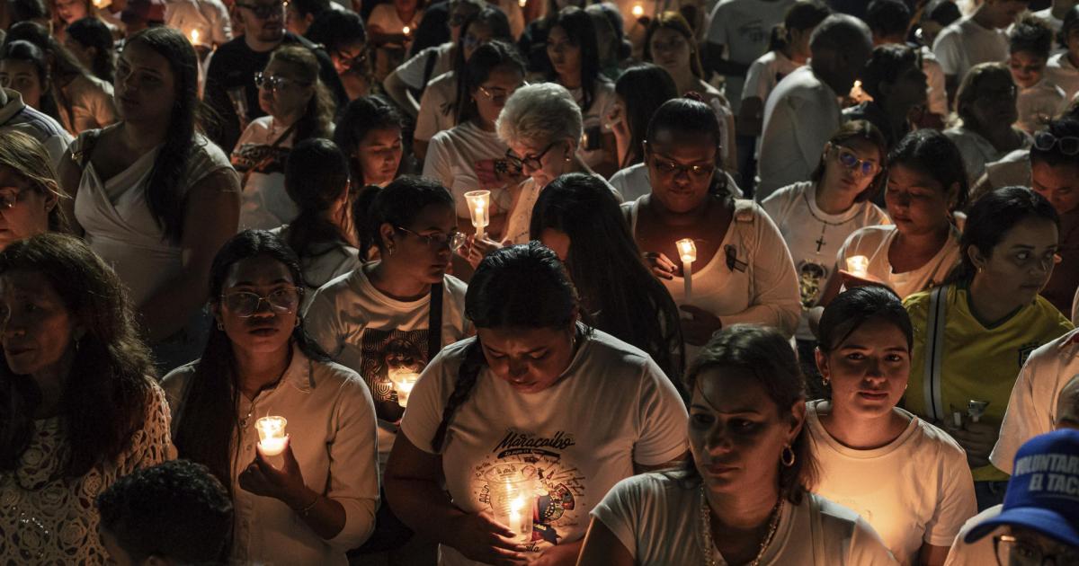 Un grupo de personas participa en una vigilia en honor las victimas de los terremotos este domingo, en Caracas (Venezuela)