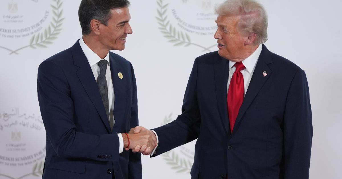 El apretón de manos entre Pedro Sánchez y Donald Trump en octubre del 2025.