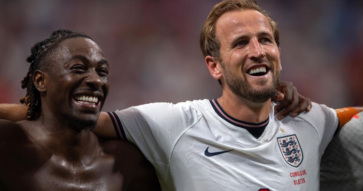 Eberechi Eze y Harry Kane, cantando Wonderwall tras el partido contra Congo.