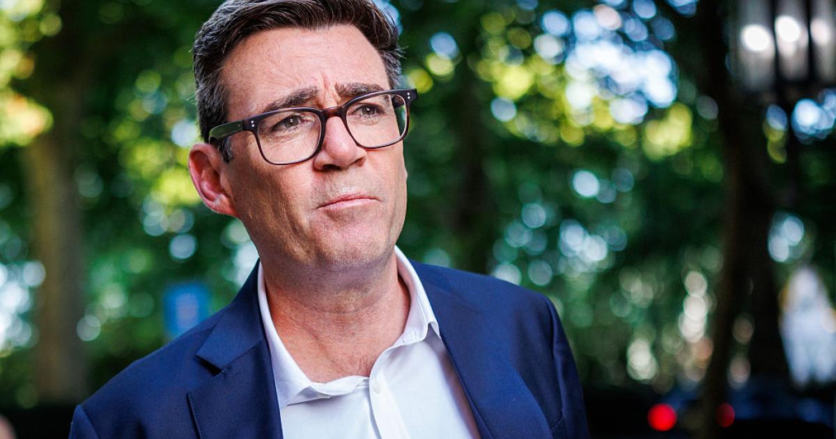 El diputado laborista Andy Burnham sale de los estudios Millbank tras su intervención en el programa de Andrew Marr en la LBC Radio, el 2 de julio de 2026, en Londres.
