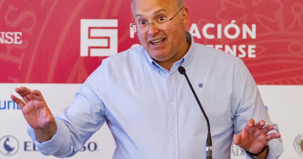 El secretario general del PP, Miguel Tellado, durante los cursos de verano de la Universidad Complutense de Madrid, en San Lorenzo de El Escorial.