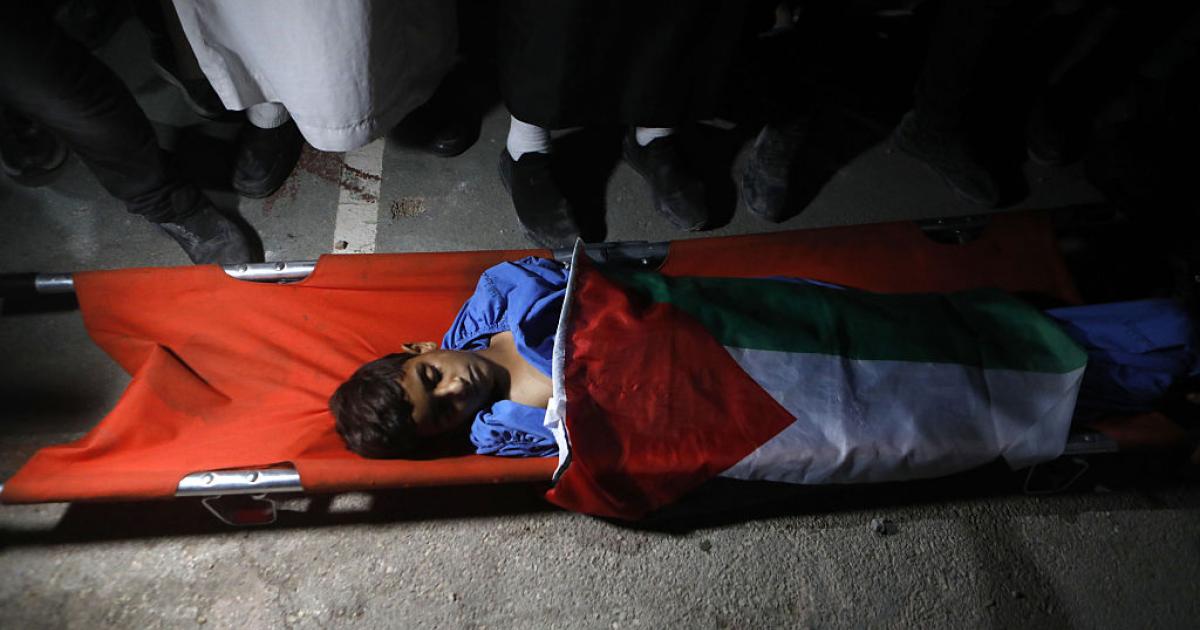 Familiares de un niño palestino de 11 años, muerto por disparos de soldados de Israel mientras jugaban al fútbol en el patio de una escuela en la aldea de Er-Rihiyye, asisten a su funeral en Hebrón, el 16 de octubre de 2025.
