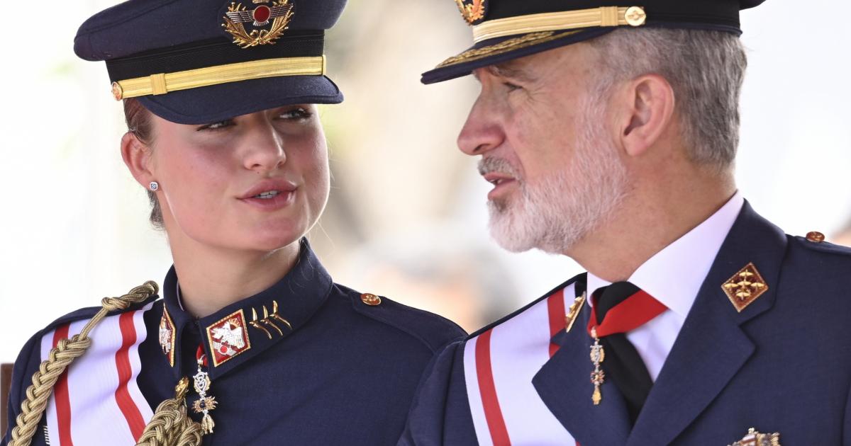 La princesa Leonor y Felipe VI hablando después de que la heredera recibiera la Gran Cruz del Mérito Aeronáutico en la Academia de San Javier