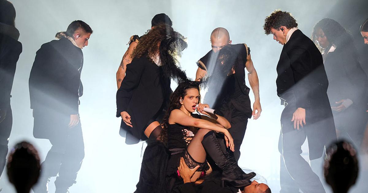 Rosalía junto a sus bailarines durante un concierto en París.