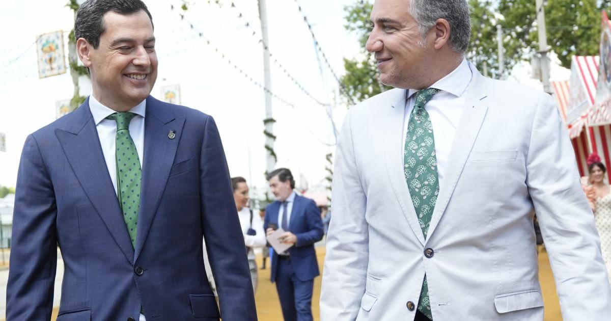 El presidente de la Junta de Andalucía, Juan Manuel Moreno, y el coordinador general del PP, Elías Bendodo; en una imagen de archivo, en la Feria de Abril de Sevilla.