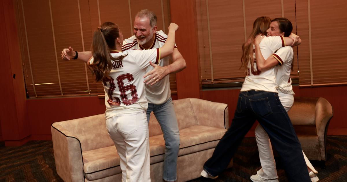 Los reyes Felipe y Letizia, la princesa Leonor y la infanta Sofía se abrazan tras la victoria de España ante Francia en la semifinal del Mundial 2026