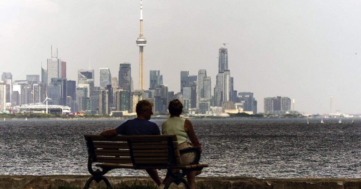 Una pareja disfrutando de la brisa del lago Ontario, en Toronto (Canadá)