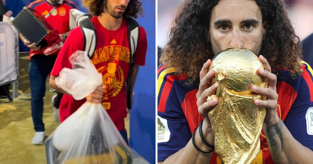 Cucurella con la Copa del Mundo