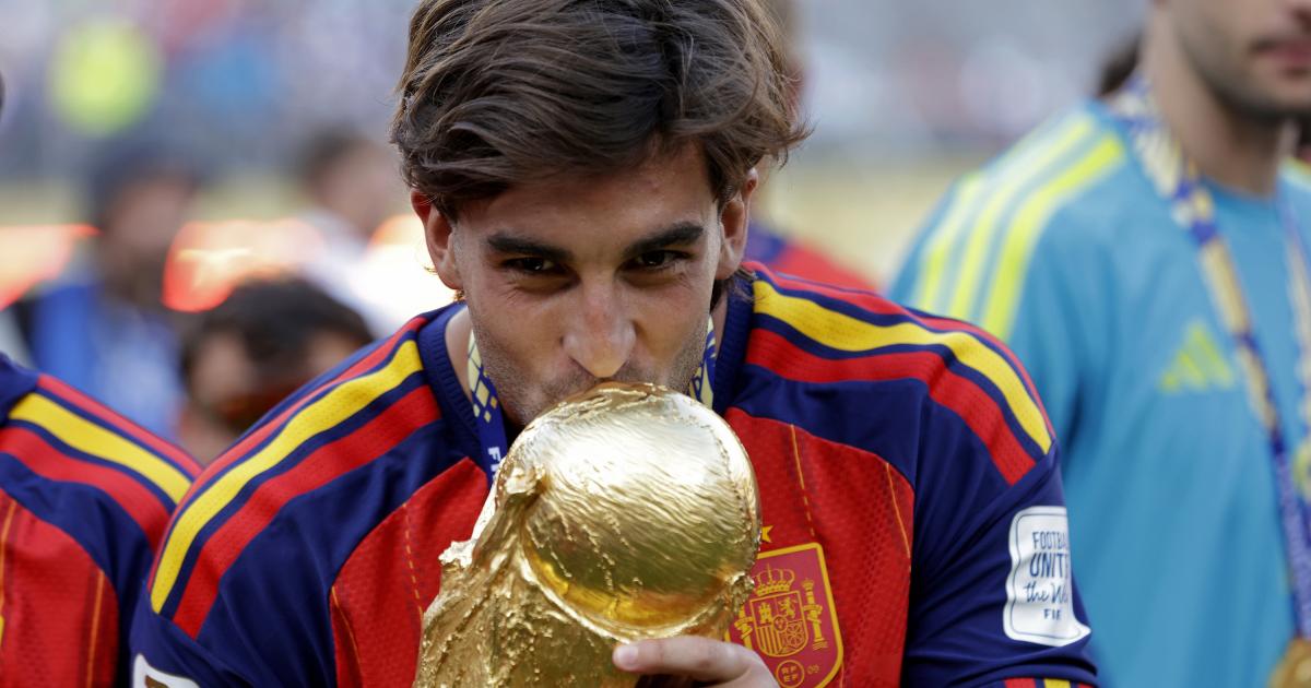 Ferran Torres besa la Copa del Mundo tras marcar el gol decisivo contra Argentina