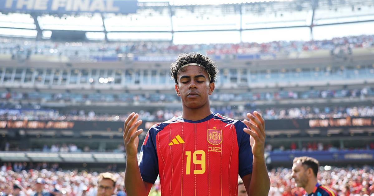 EAST RUTHERFORD, NEW JERSEY - JULY 19: Lamine Yamal #19 of Spain prays before the FIFA World Cup 2026 Final match between Spain and Argentina at New York New Jersey Stadium on July 19, 2026 in East Rutherford, New Jersey. (Photo by Alex Pantling - FIFA/FIFA via Getty Images)