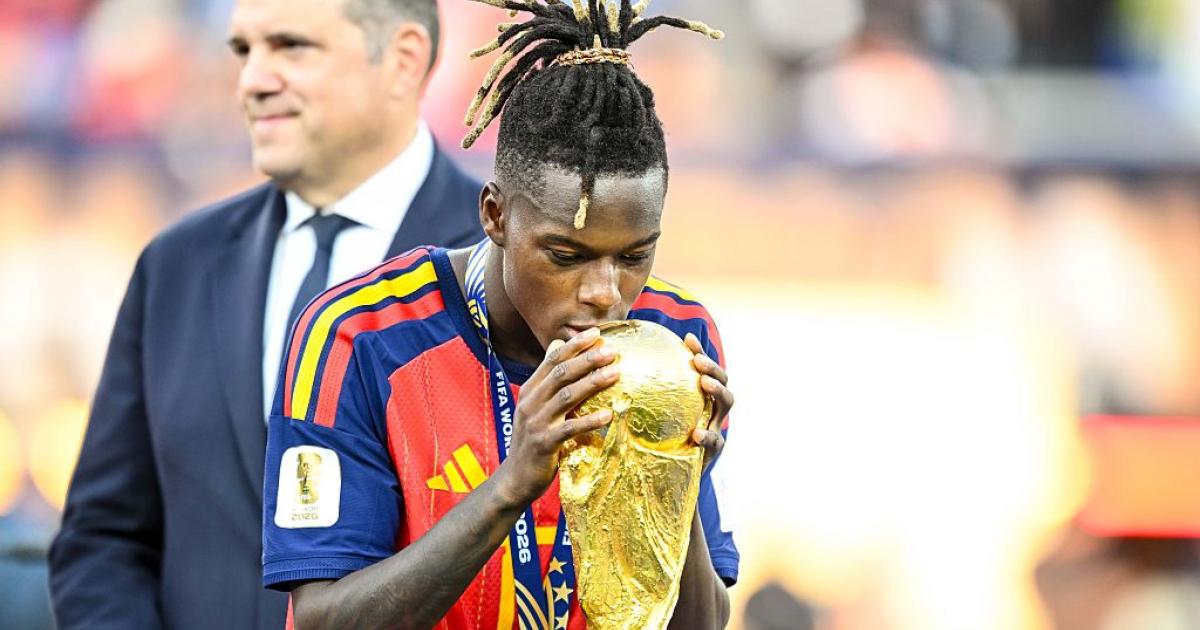 Nico Williams besa la copa al terminar la final del Mundial contra Argentina.