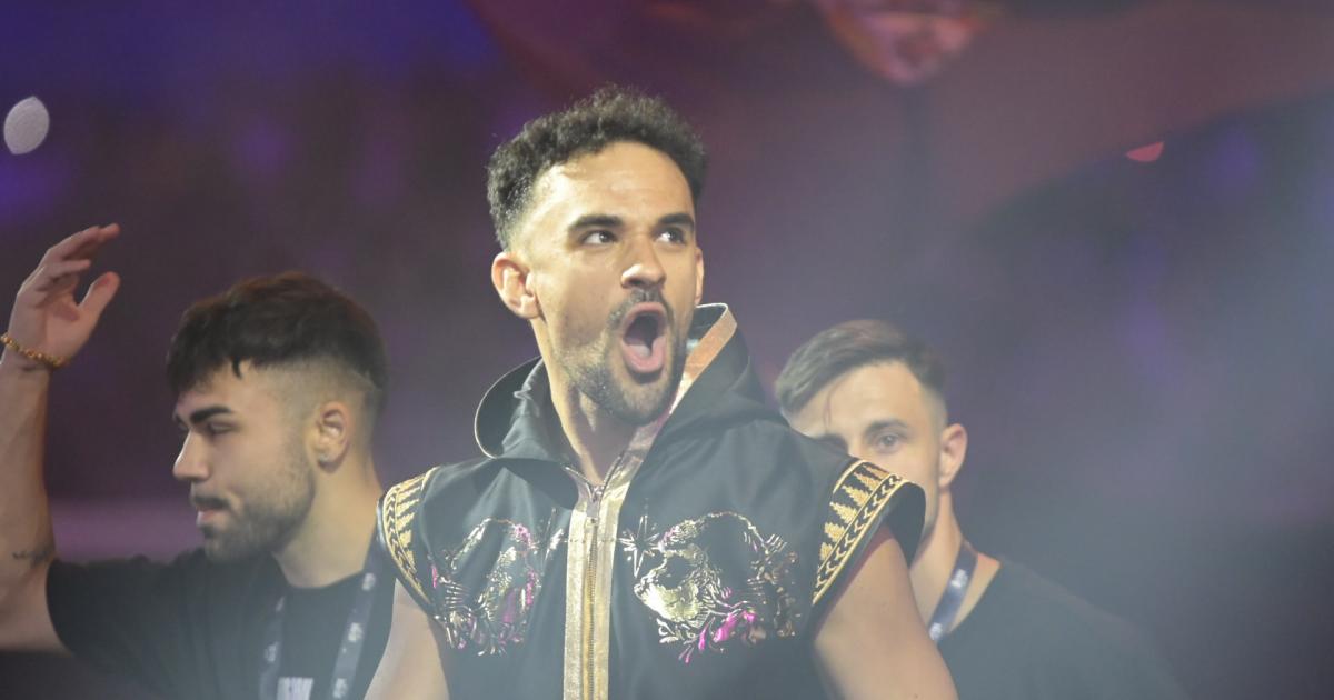 Illo Juan durante su combate en la Velada 6, que finalmente perdió contra The Greft.