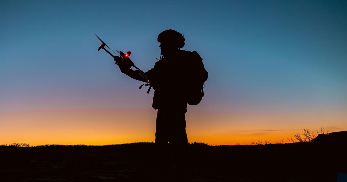 Un soldado hace uso de un dron en el frente de la guerra en Ucrania.
