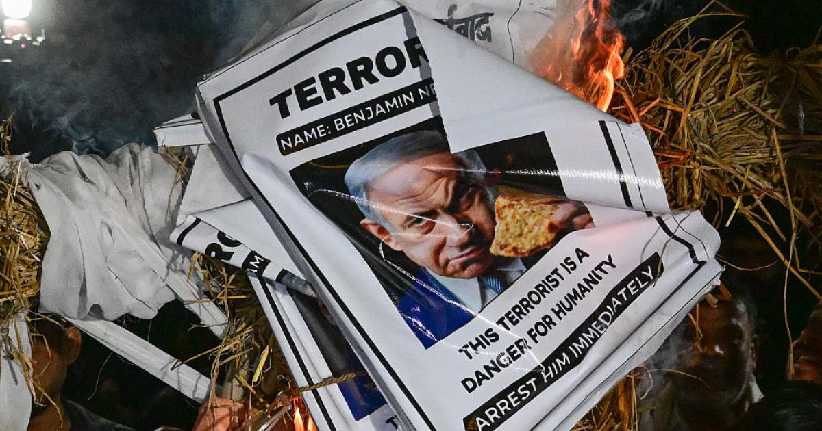 Musulmanes chiítas queman efigies y carteles del primer ministro israelí, Benjamin Netanyahu, el 1 de marzo de 2026, tras la muerte del líder supremo de Irán, Ali Jamenei, en Nueva Delhi.