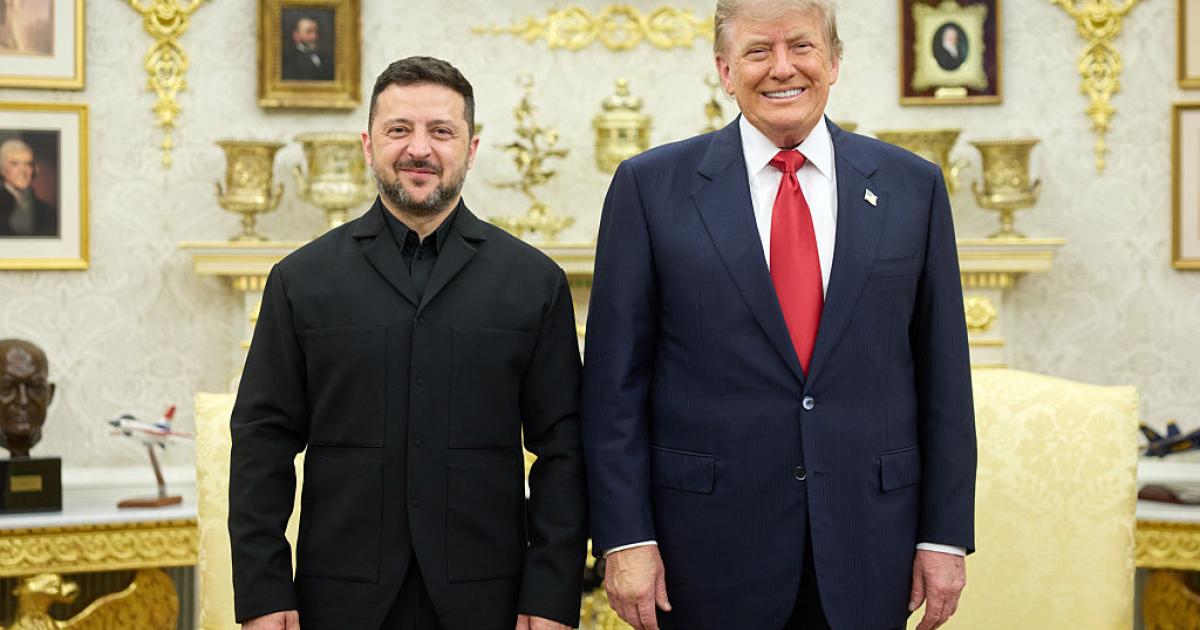 El presidente de Ucrania, Volodimir Zelenski, posa junto a su homólogo de EEUU, Donald Trump, el 28 de julio de 2026, en el Despacho Oval de la Casa Blanca.