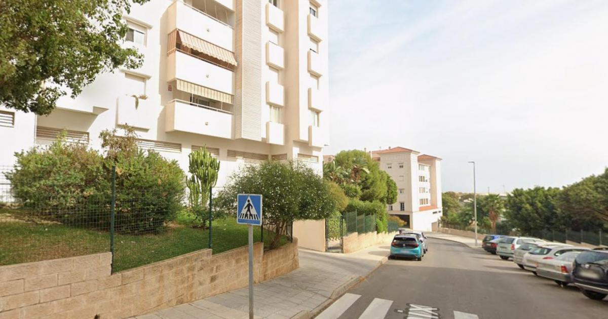 Imagen de la calle Ónix, donde se ha producido un incendio mortal en Benalmádena (Málaga), el 30 de julio de 2026.