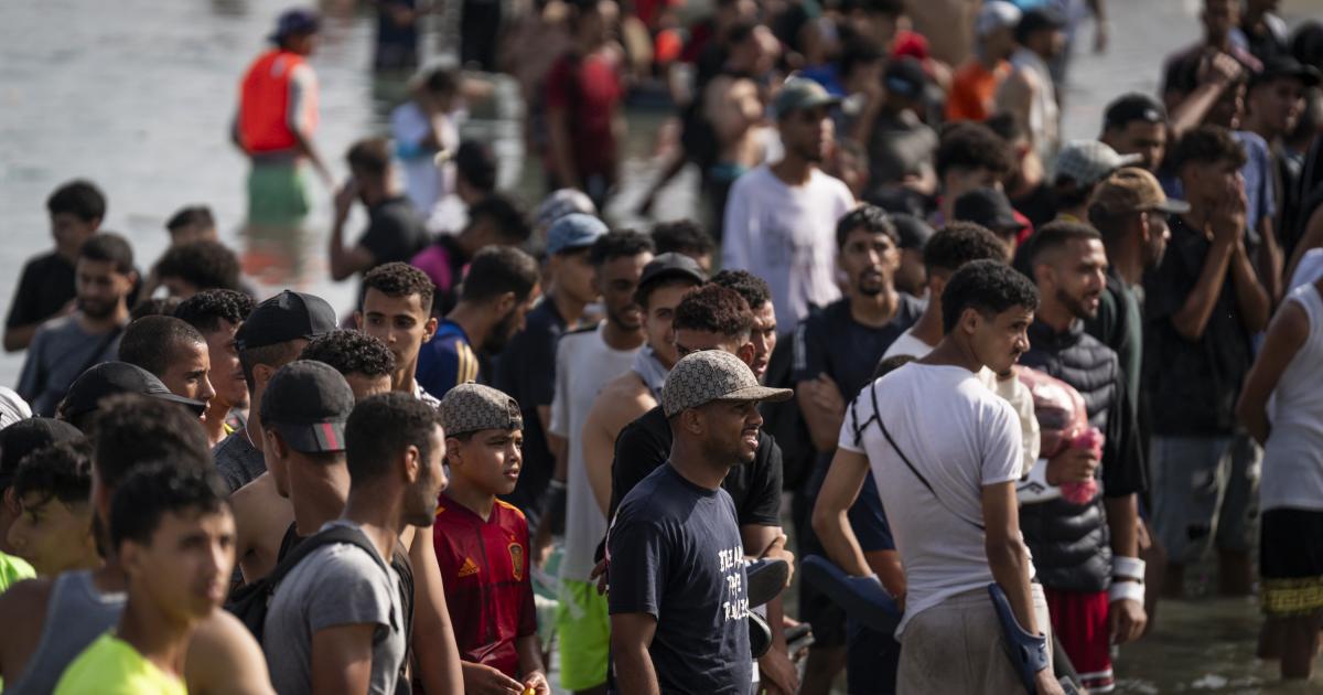 Migrantes marroquíes en Ceuta.
