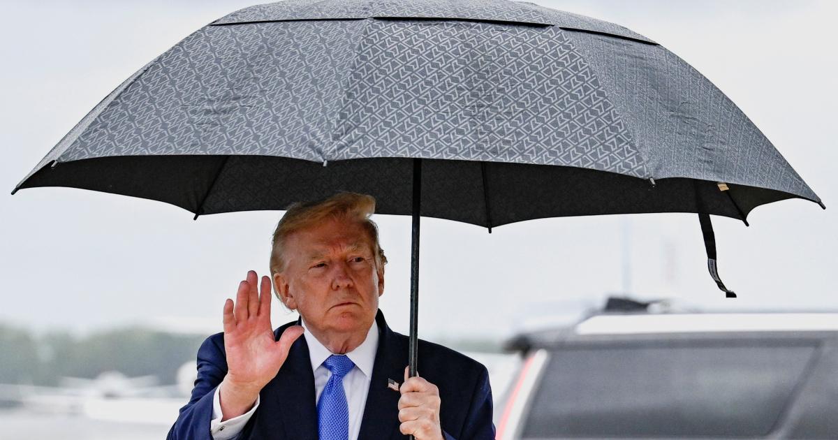El presidente de EEUU, Donald Trump, sostiene un paraguas tras desembarcar del Air Force One en la Base Conjunta Andrews (Maryland, EEUU), el 2 de agosto de 2026.