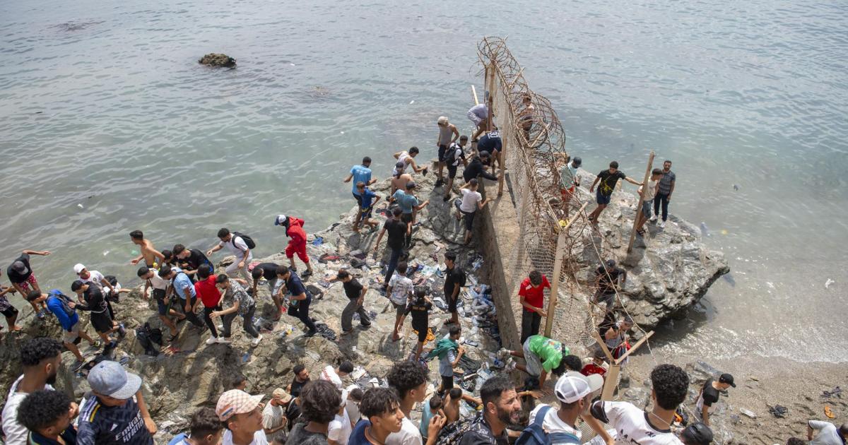 Jóvenes regresan de España en el paso fronterizo de Bab Sebta, cerca de Fnideq (Marruecos), el 31 de julio de 2026