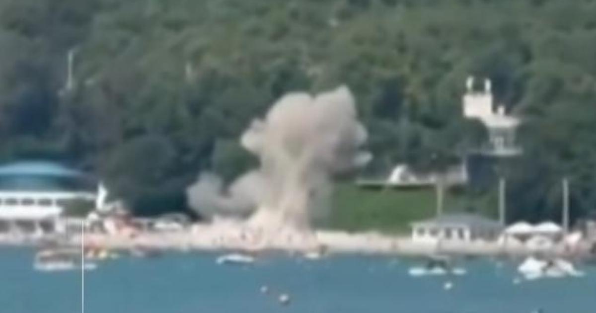Captura del vídeo difundido en redes sociales que muestra el supuesto impacto de un dron, que Rusia atribuye a Ucrania, en una playa de Arkhipo-Osipovka, el 3 de agosto de 2026.