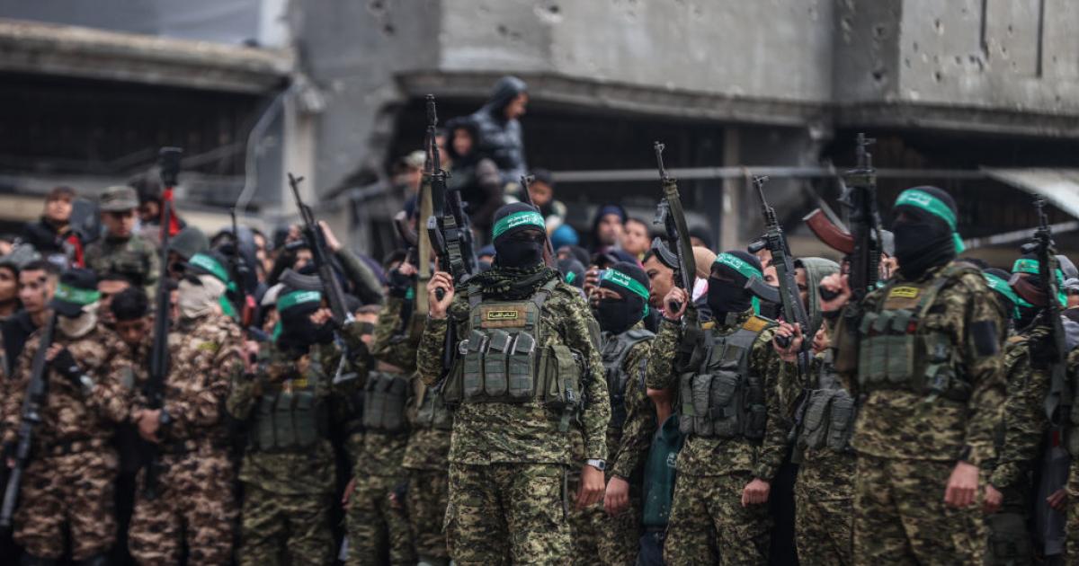 Las Brigadas Al-Qassam, brazo militar de Hamás, desplegadas en Rafah (Gaza) para supervisar la entrega de dos rehenes israelíes a la Cruz Roja, el 22 de febrero de 2025.