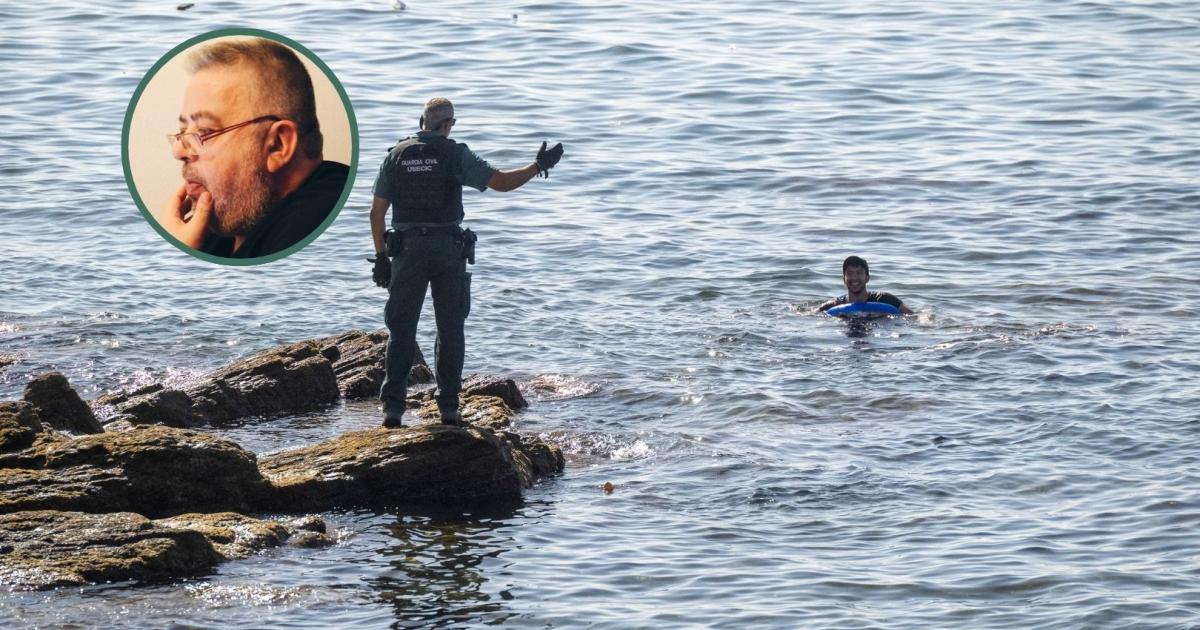 Un guardia civil espera en las rocas del Tarajal a un migrante marroquí en Ceuta