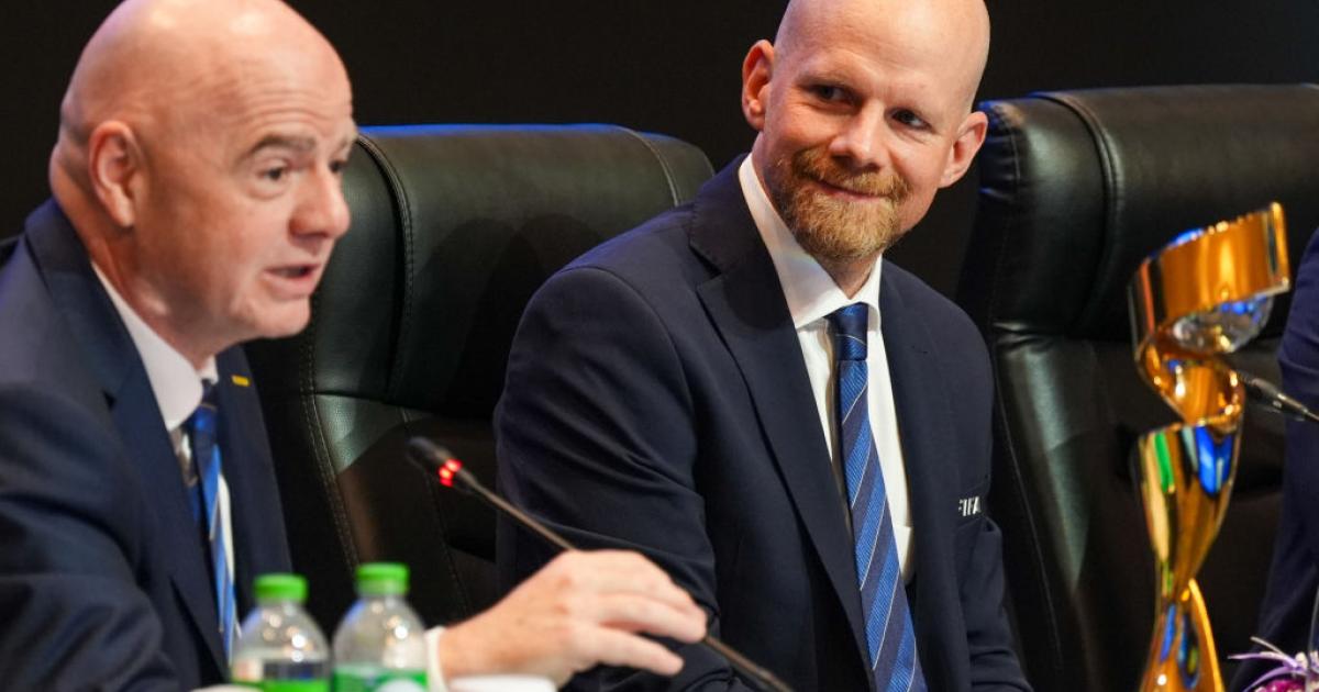 Mattias Grafström (dcha.), junto a Gianni Infantino (izda.)