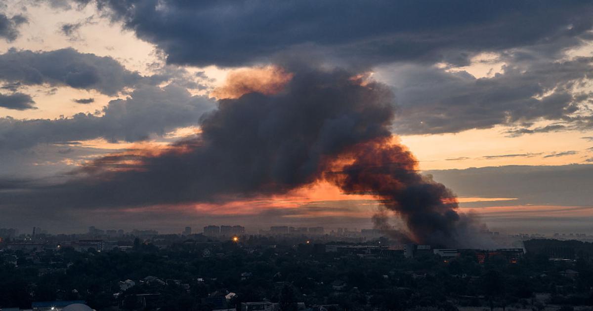 Una vista aérea muestra una columna de humo elevándose sobre Kiev desde un almacén de la cadena de supermercados NOVUS atacado por Rusia el 5 de agosto de 2026.