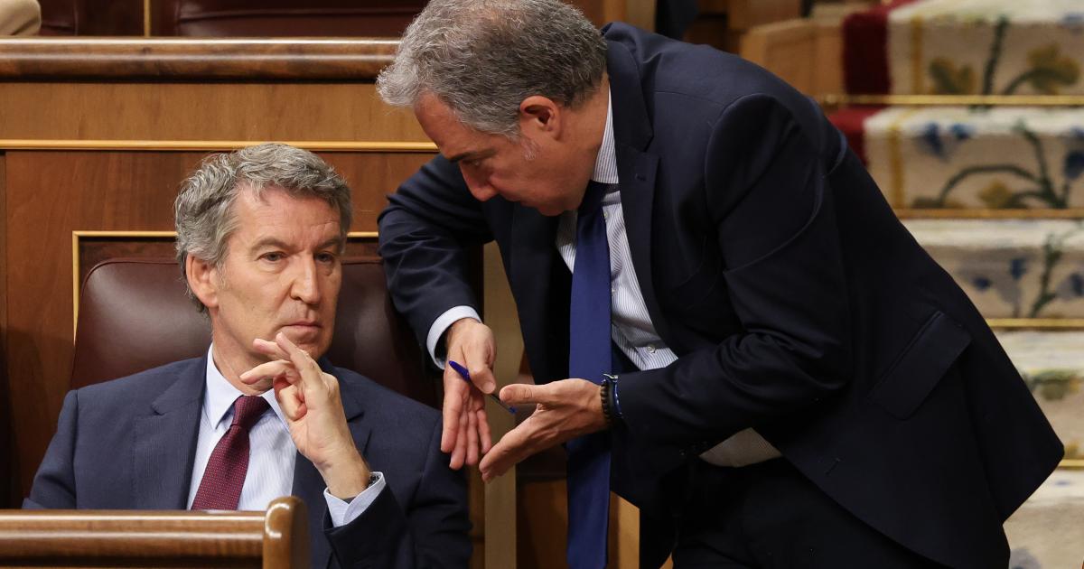 El presidente del PP, Alberto Núñez Feijóo, y el vicesecretario de Política Autonómica y Local, Elías Bendodo; en una imagen de archivo.