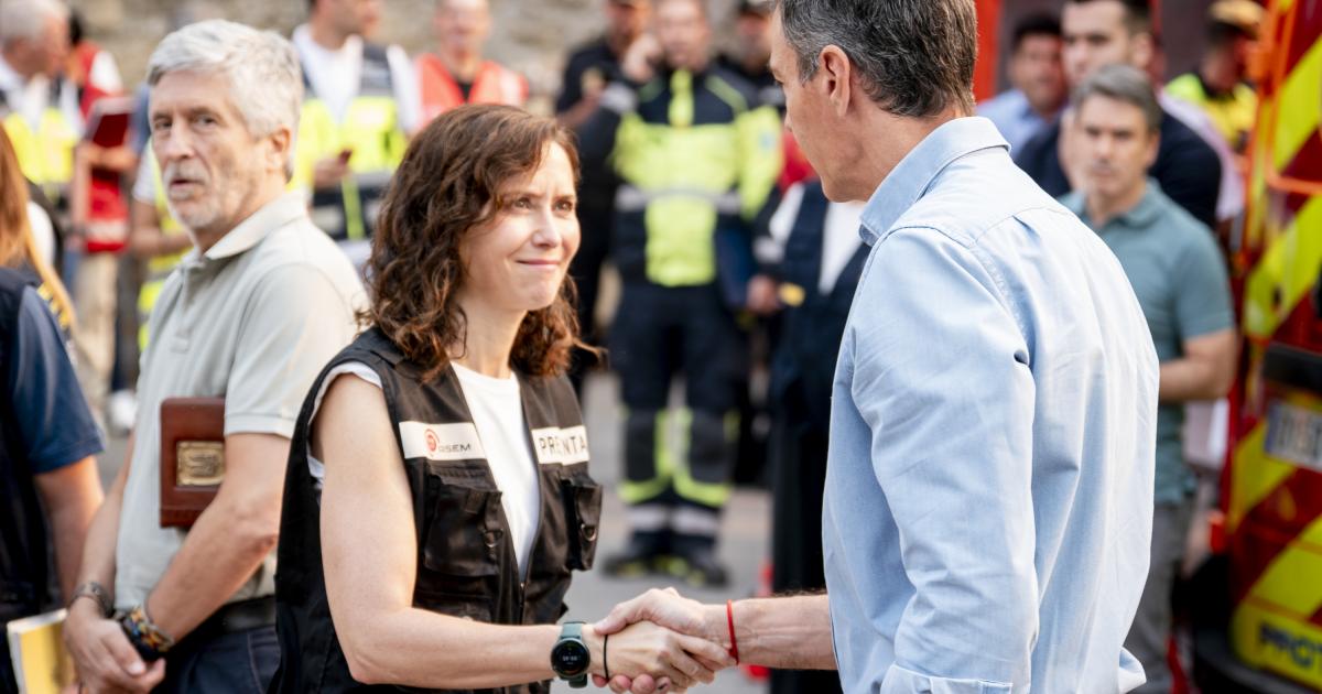 La presidenta madrileña, Isabel Díaz Ayuso, saluda al presidente del Gobierno, Pedro Sánchez, durante la visita a las zonas afectadas por los incendios en Madrid.
