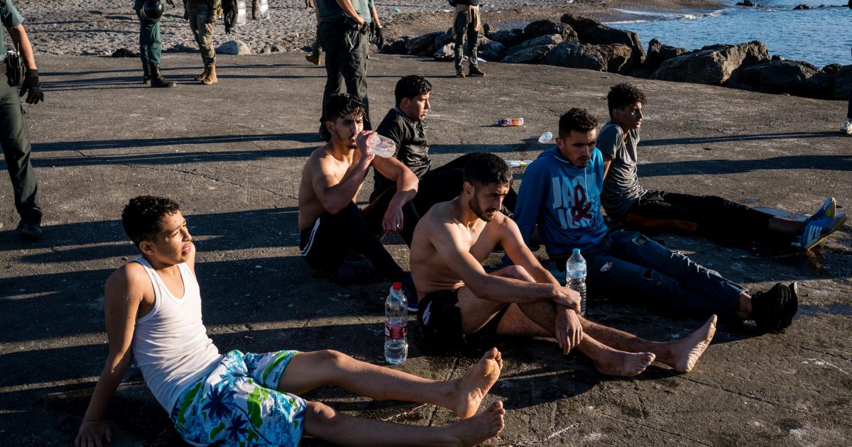 Migrantes recién llegados a nado a la costa de Ceuta desde Marruecos.