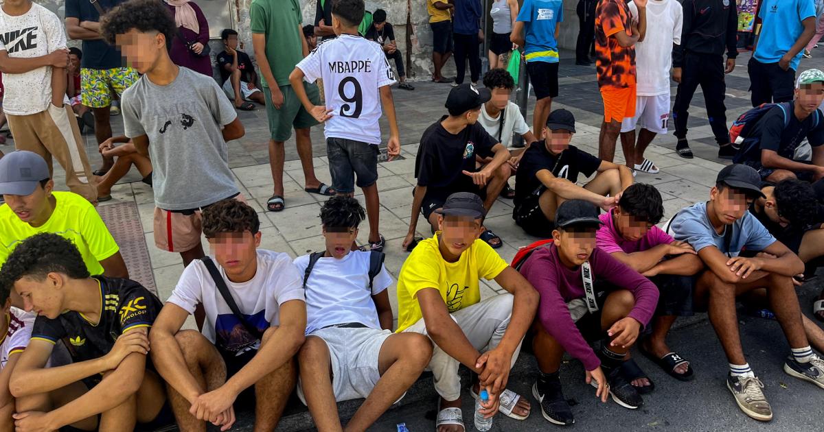 Decenas de menores se acumulan a las puertas de Comisaría de Ceuta para ser identificados