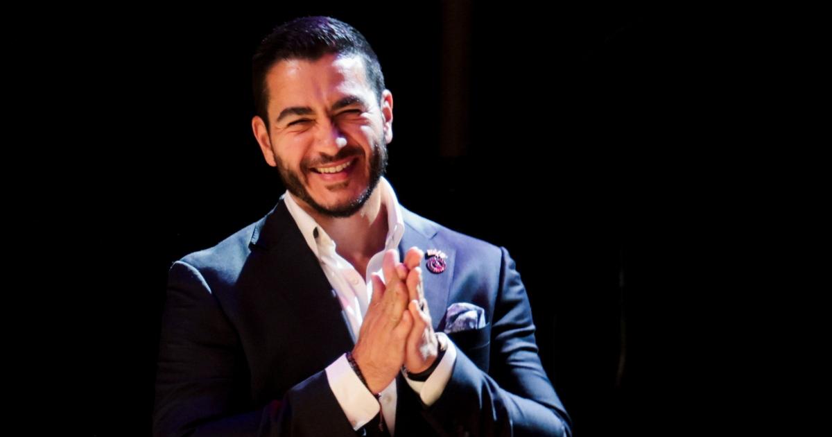 El candidato demócrata al Senado de EEUU, Abdul El-Sayed, ante sus correligionarios, el 5 de agosto de 2026, mientras se esperaba el recuento electoral en Detroit (Michigan).