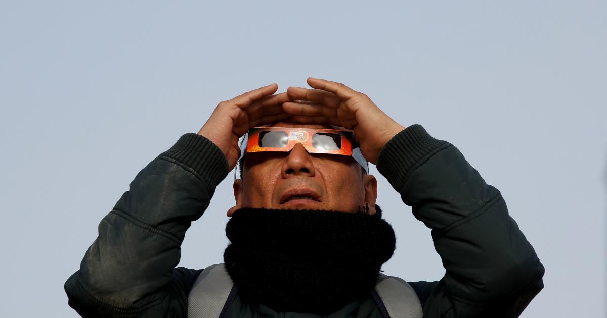 Un hombre mira el eclipse solar
