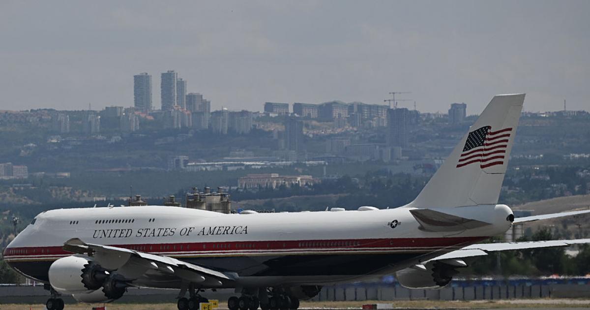 El avión que transporta al presidente estadounidense Donald Trump llega al aeropuerto de Ankara (Turquía), de cara a la cumbre de la OTAN, el 7 de julio de 2026.
