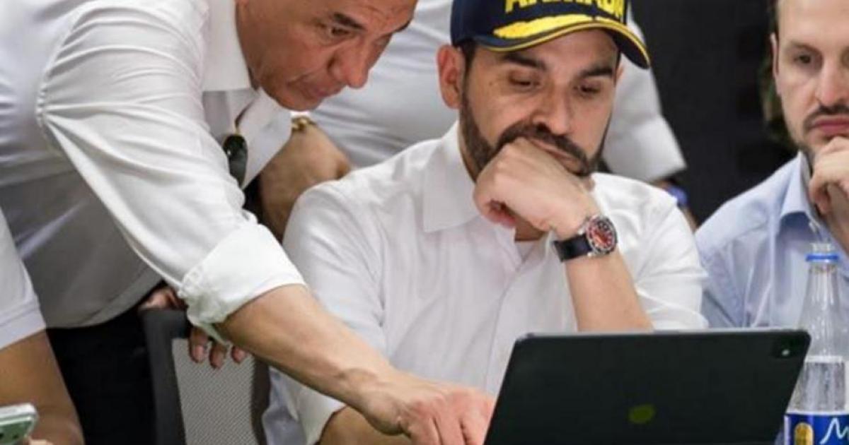 El presidente de Colombia, Abelardo de la Espriella, escucha al ministro de Defensa, Jorge Eduardo Mora López, en un puesto de mando del terremoto en Quibdó, el 10 de agosto de 2026.