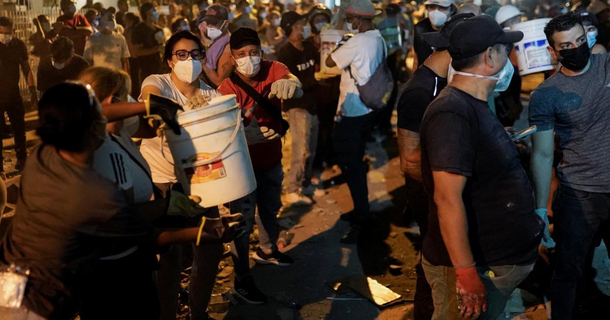 Rescatistas y civiles trabajan al pie de un edificio derrumbado tras un terremoto en Cali, (Colombia), el 10 de agosto de 2026.