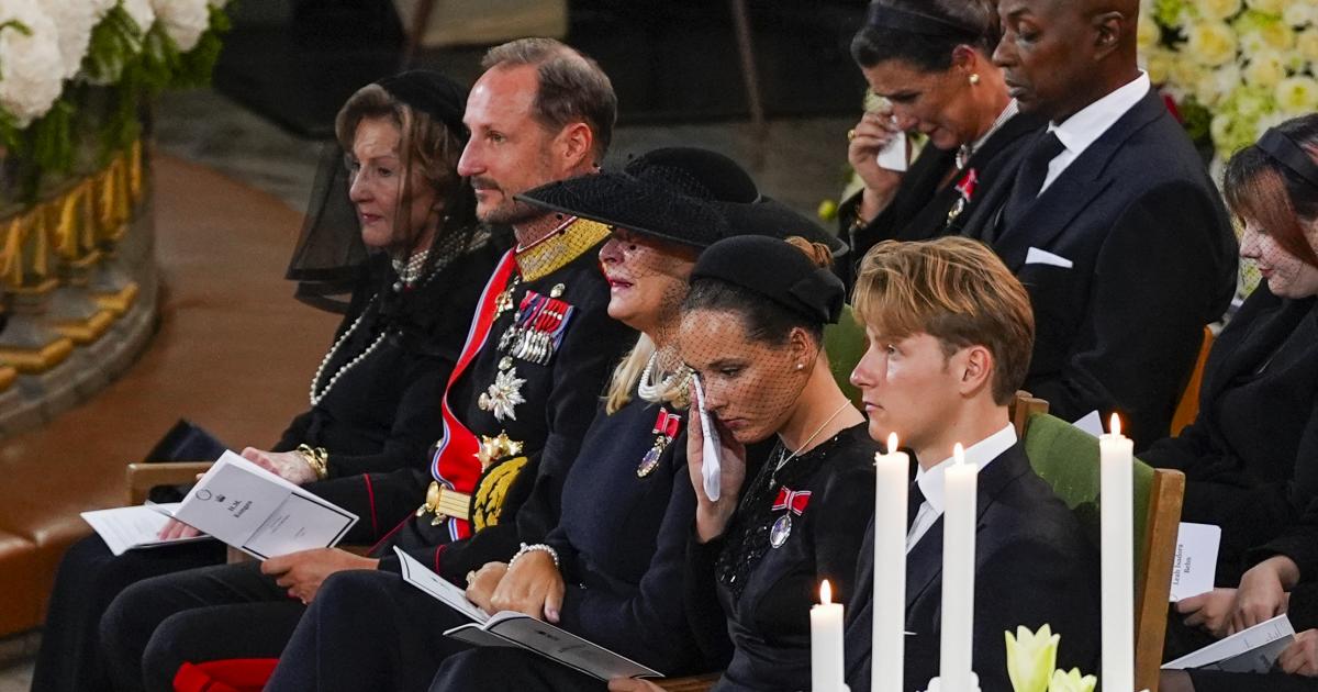 Mette-Maritl, Ingrid Alexandra y Marta Luisa de Noruega llorando, y Sonia, Haakon VIII, Sverre Magnus de Noruega, Durek Verrett y Maud Angelica Behn, emocionados en el funeral de Harald de Noruega