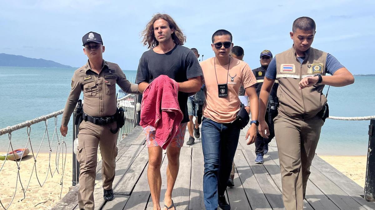 Daniel Sancho, escoltado por agentes de la policía tailandesa.