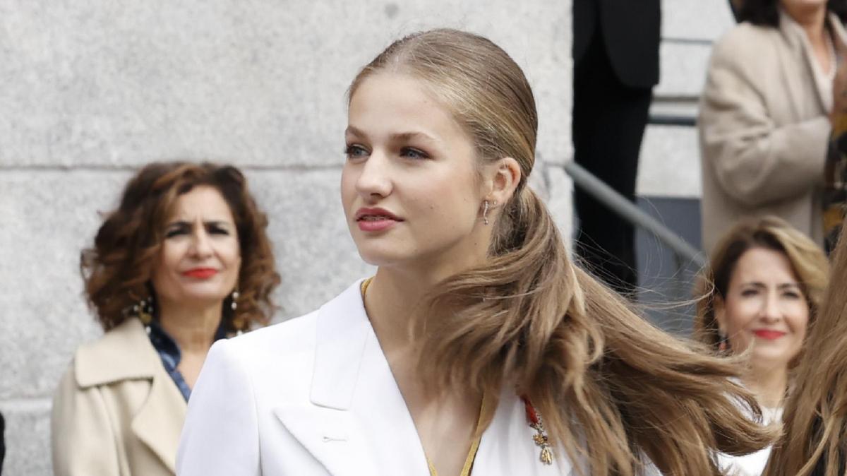 Leonor, que hoy celebra su 18º cumpleaños, abandona el Congreso entre las celebraciones de los asistentes.